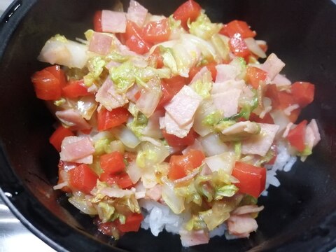 ベーコン白菜パプリカのコンソメ炒め丼